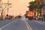 Imagem ilustrativa da matéria: Carreta tomba, derrama carga e interdita a BR-101 em Campos