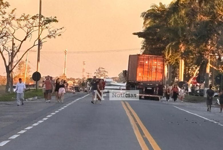 Imagem ilustrativa da matéria: Carreta tomba, derrama carga e interdita a BR-101 em Campos