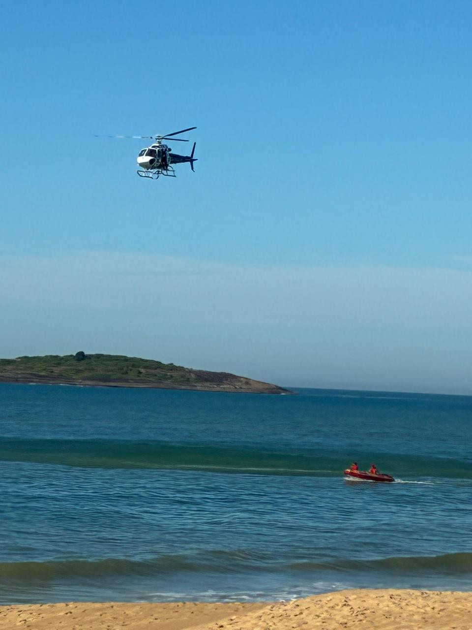 Imagem ilustrativa da matéria: Banhista é resgatado após se afastar 1 km da areia na Praia da Costa