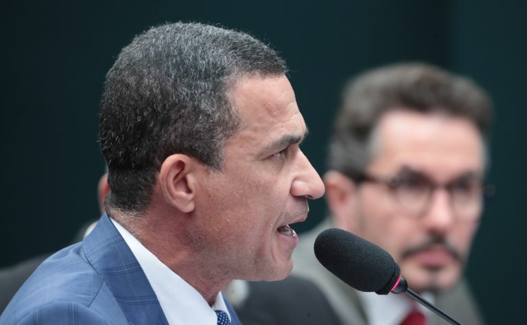 Imagem ilustrativa da matéria: Comissão de Constituição e Justiça aprova PEC que reduz maioridade penal