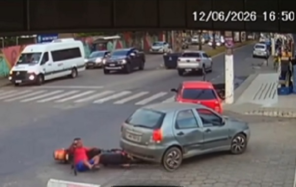 Imagem ilustrativa da matéria: Manobra arriscada: piloto de bicicleta elétrica é atingido por carro no ES