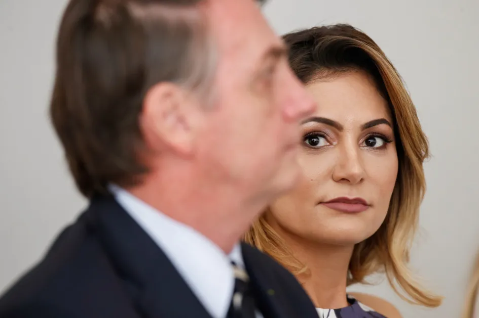 Imagem ilustrativa da matéria: Michelle Bolsonaro nega apoio político imediato a Flávio: “No momento, quem precisa de mim é meu marido”