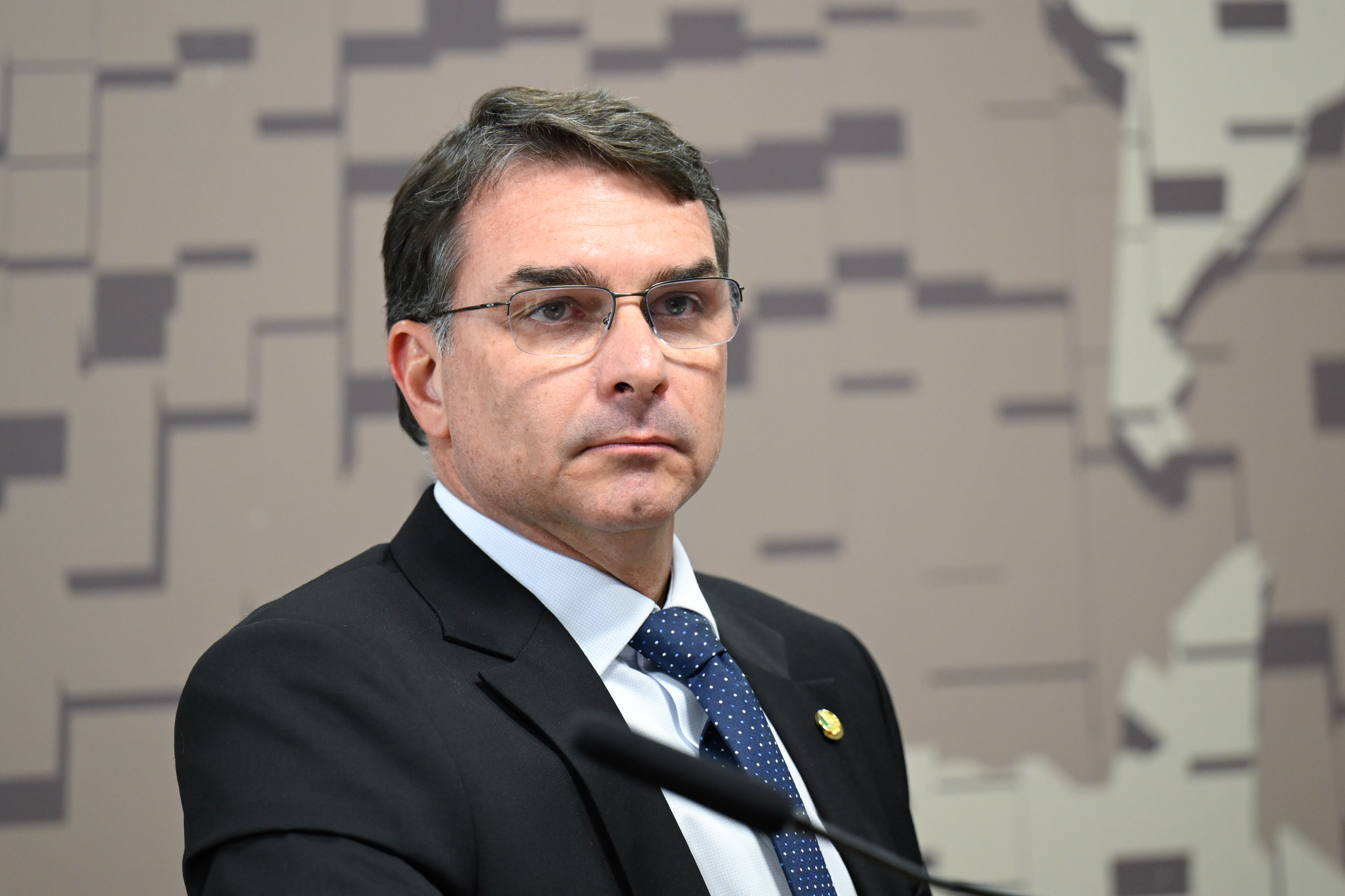 Imagem ilustrativa da matéria: Pré-campanha de Flávio Bolsonaro aciona STF após fala de Lula sobre enforcamento de traidores